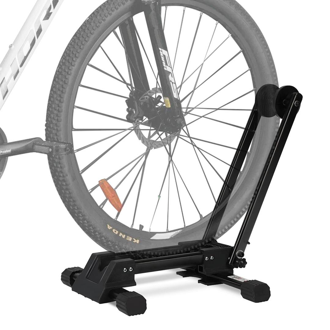 Fahrradrad auf einem schwarzen, bodenbefestigten Trainingsständer, der den Reifen aufrecht für Indoor-Radfahren oder Wartung hält.