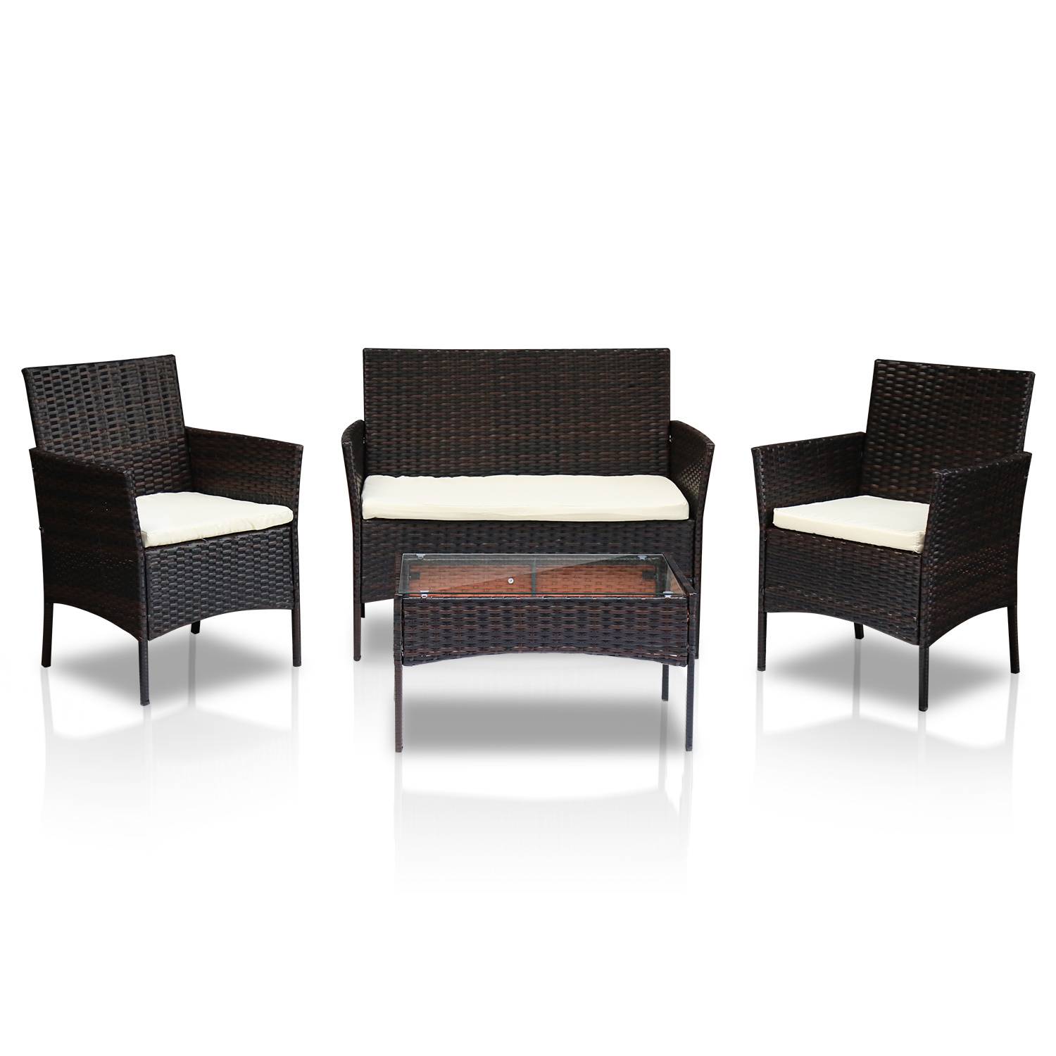 Outdoor-Terrassenmöbelset mit zwei Sesseln, einem Zweisitzer-Sofa und einem Couchtisch mit Glastischplatte aus dunkel geflochtenem Rattan mit cremefarbenen Kissen.