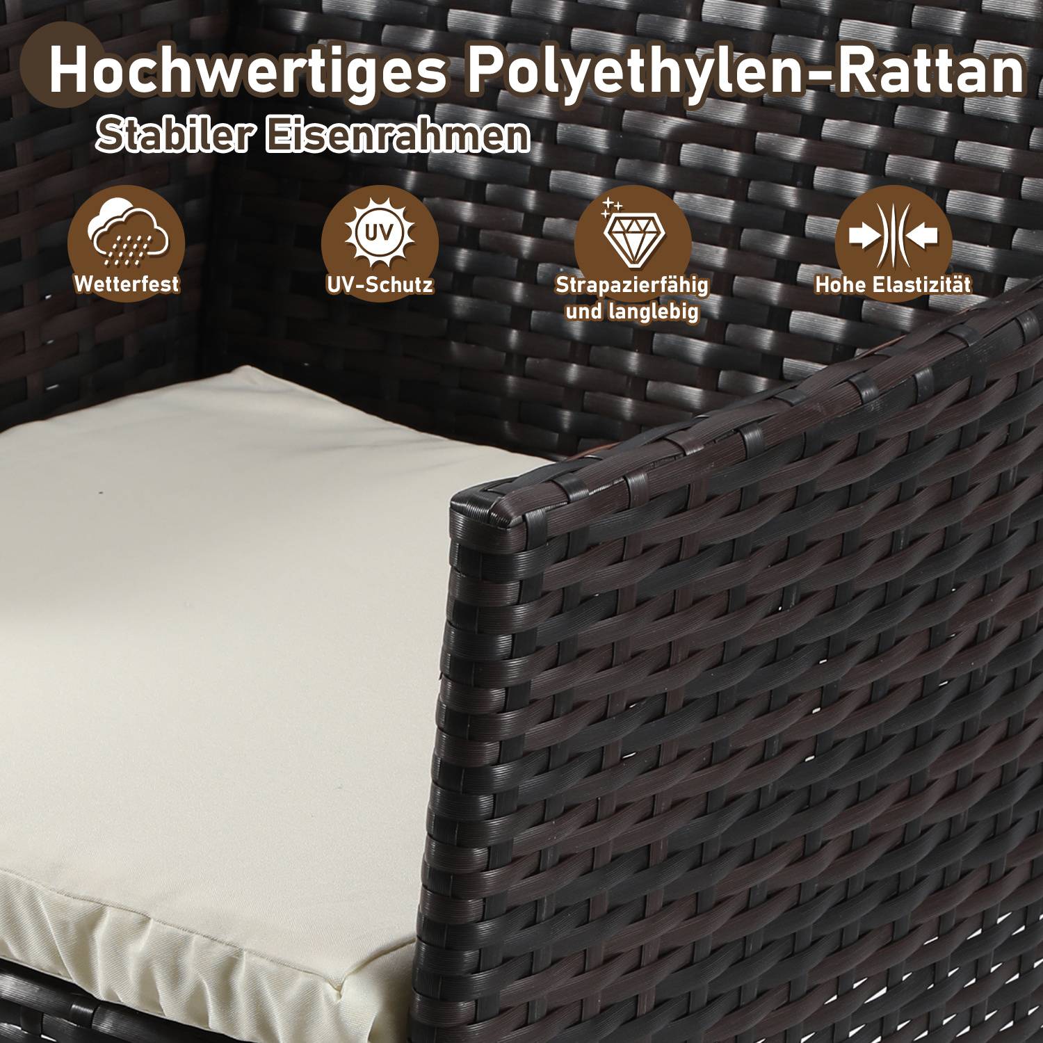 Nahaufnahme eines dunkel geflochtenen Polyrattan-Stuhls mit cremefarbenem Kissen, gekennzeichnet mit "Hochwertiges Polyethylen-Rattan"" und Symbolen für Witterungsbeständigkeit, UV-Schutz, Langlebigkeit und Elastizität.