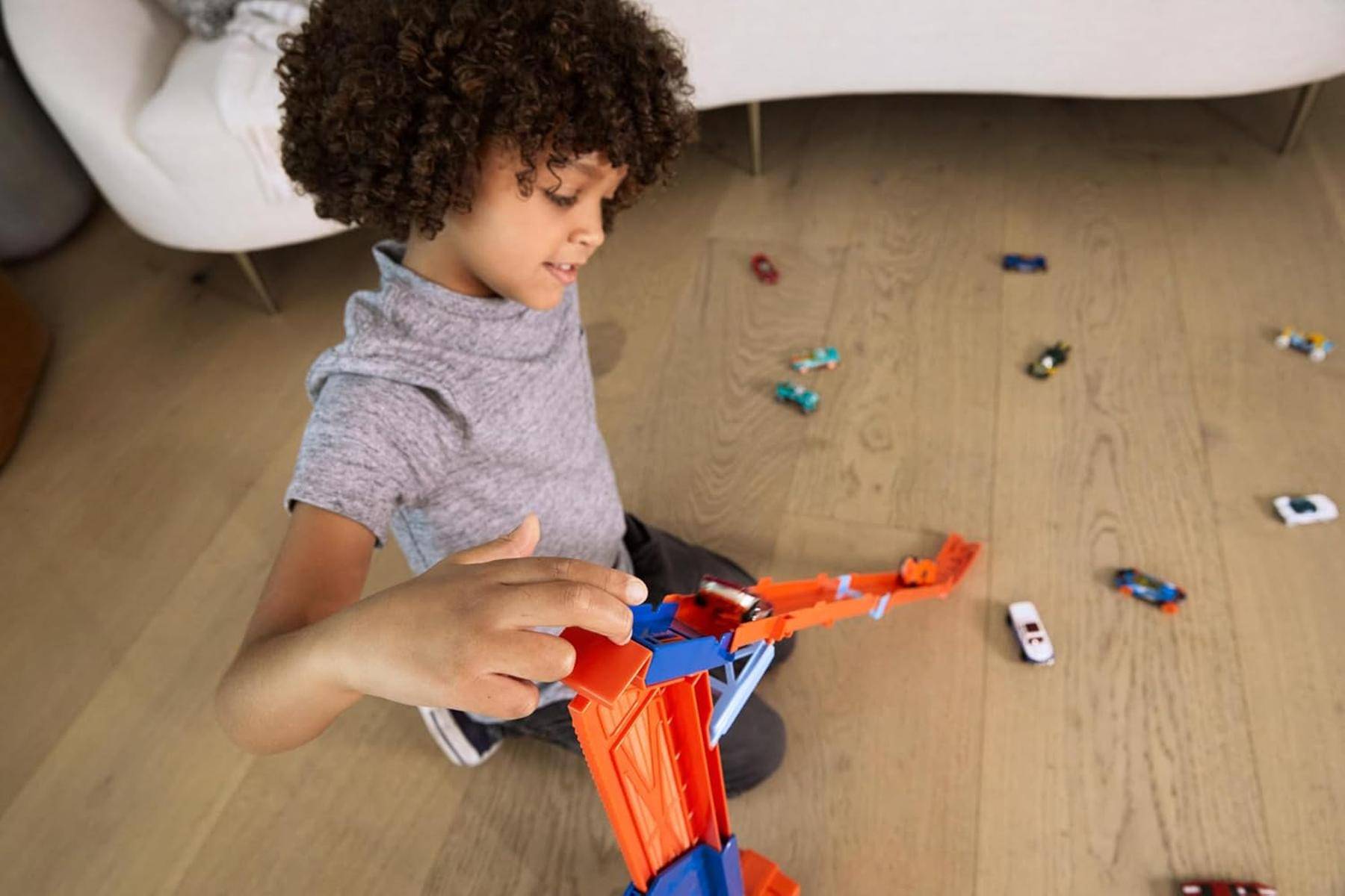 HOT WHEELS City Transporter ausfahrbare Abfahrtsrampe für 20 Autos 4+ HDY92