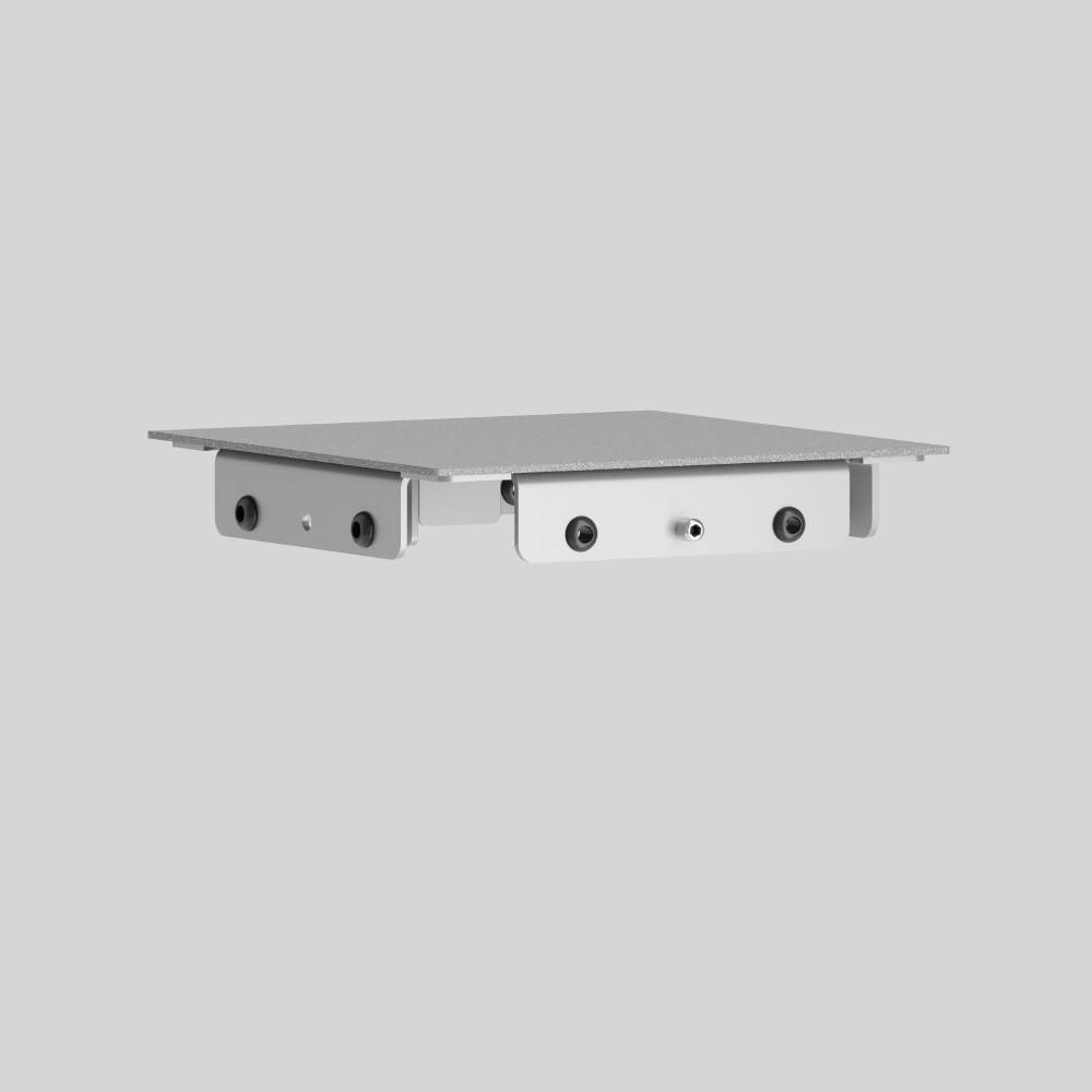 Silbernes Metallmontagebracket mit flacher rechteckiger Oberplatte und zwei Seitenstützen mit Bohrungen für Bolzen, gezeigt auf grauem Hintergrund.