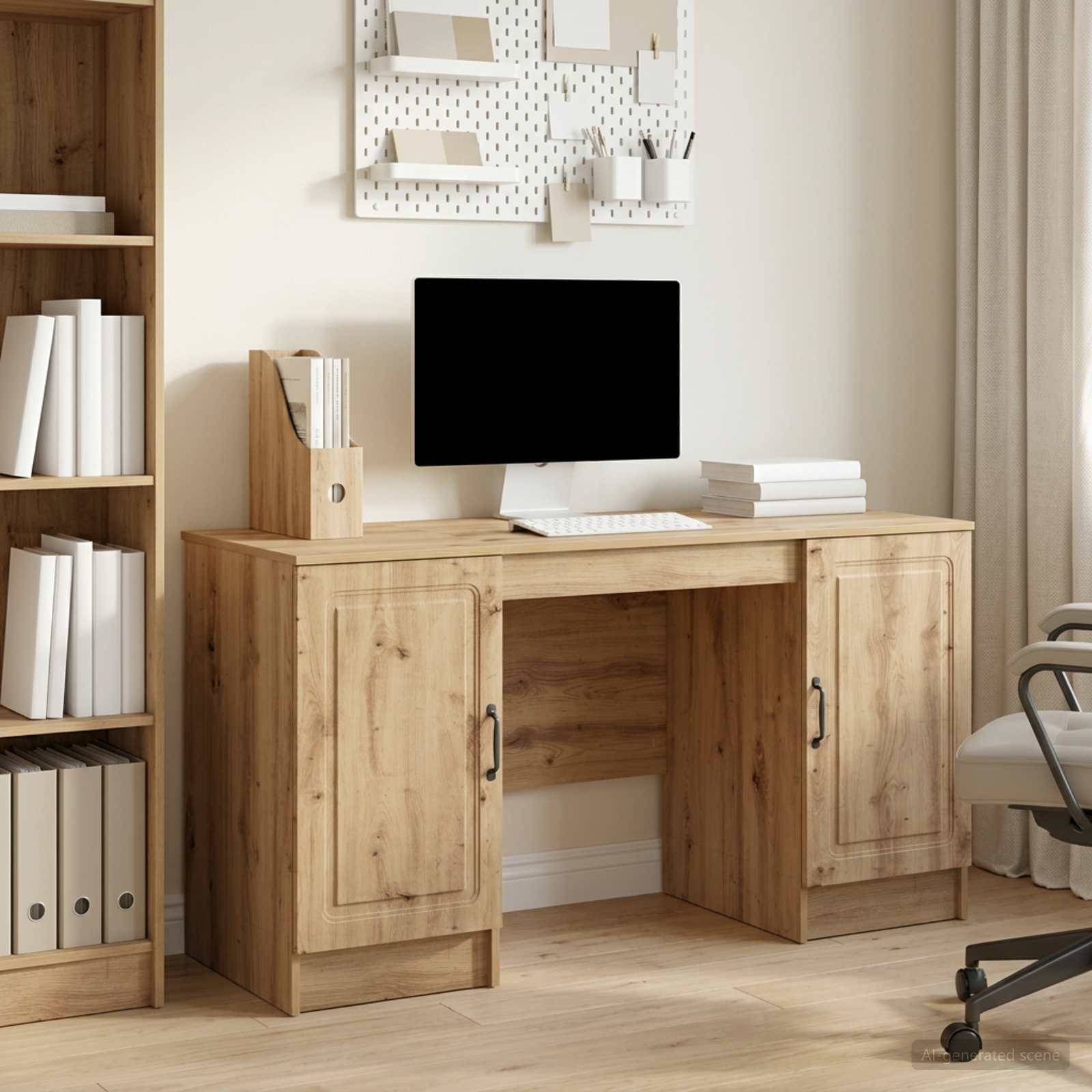 Minimalistisches Homeoffice mit Holzschreibtisch, schwarzem Monitor, Bücherregalen, Wandorganizer und Bürostuhl neben einem Fenster.