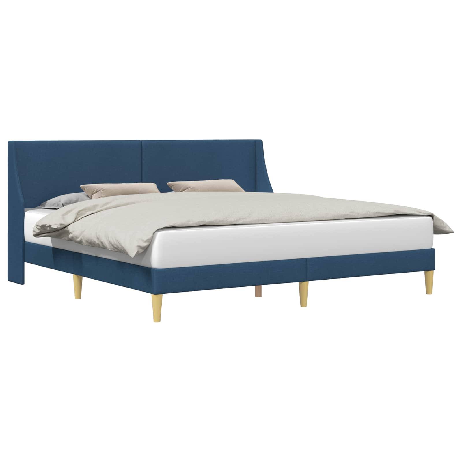 Bett mit blauem Polsterstoff, hohes Kopfteil, weiße Bettwäsche und helle Holzbeine auf einfachem weißem Hintergrund.