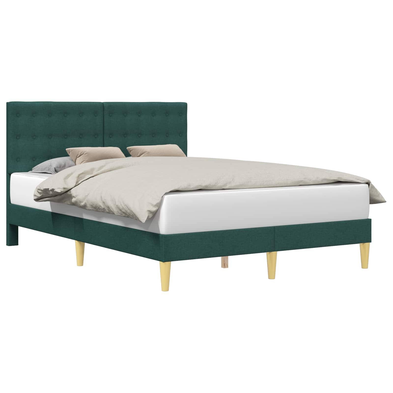 Grünes Polsterbett mit hohem gestepptem Kopfteil, beige Bettwäsche und hellen Holzbeinen auf weißem Hintergrund.