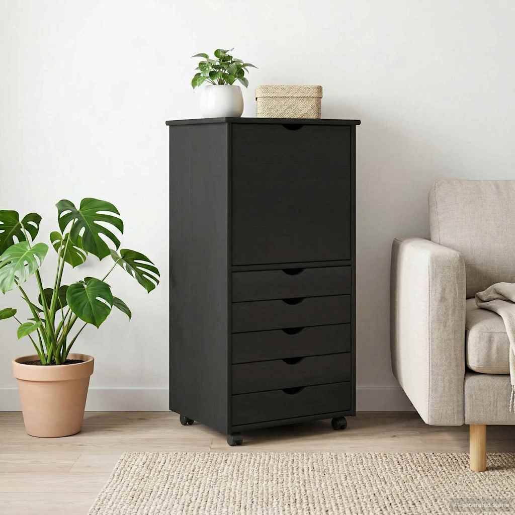 Schwarzer fahrbarer Lagerschrank mit einer Tür und fünf Schubladen, oben mit einer Pflanze und einem Korb, neben einem Sofa und einer Zimmerpflanze im Wohnzimmer.