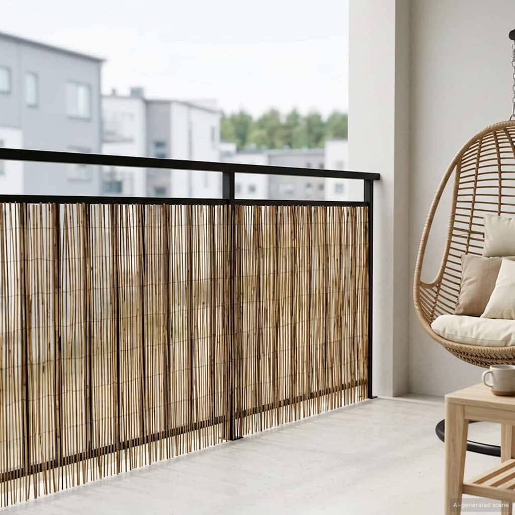 Balkon mit einem Bambus-Sichtschutz entlang eines schwarzen Geländers, neben einem hängenden Korbsessel und kleinem Tisch, mit Blick auf Apartmenthäuser.