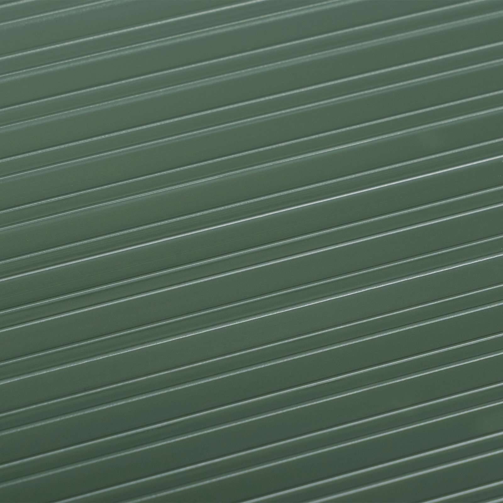 Nahaufnahme einer schlichten grünen gewellten Oberfläche mit diagonalen Rippen.