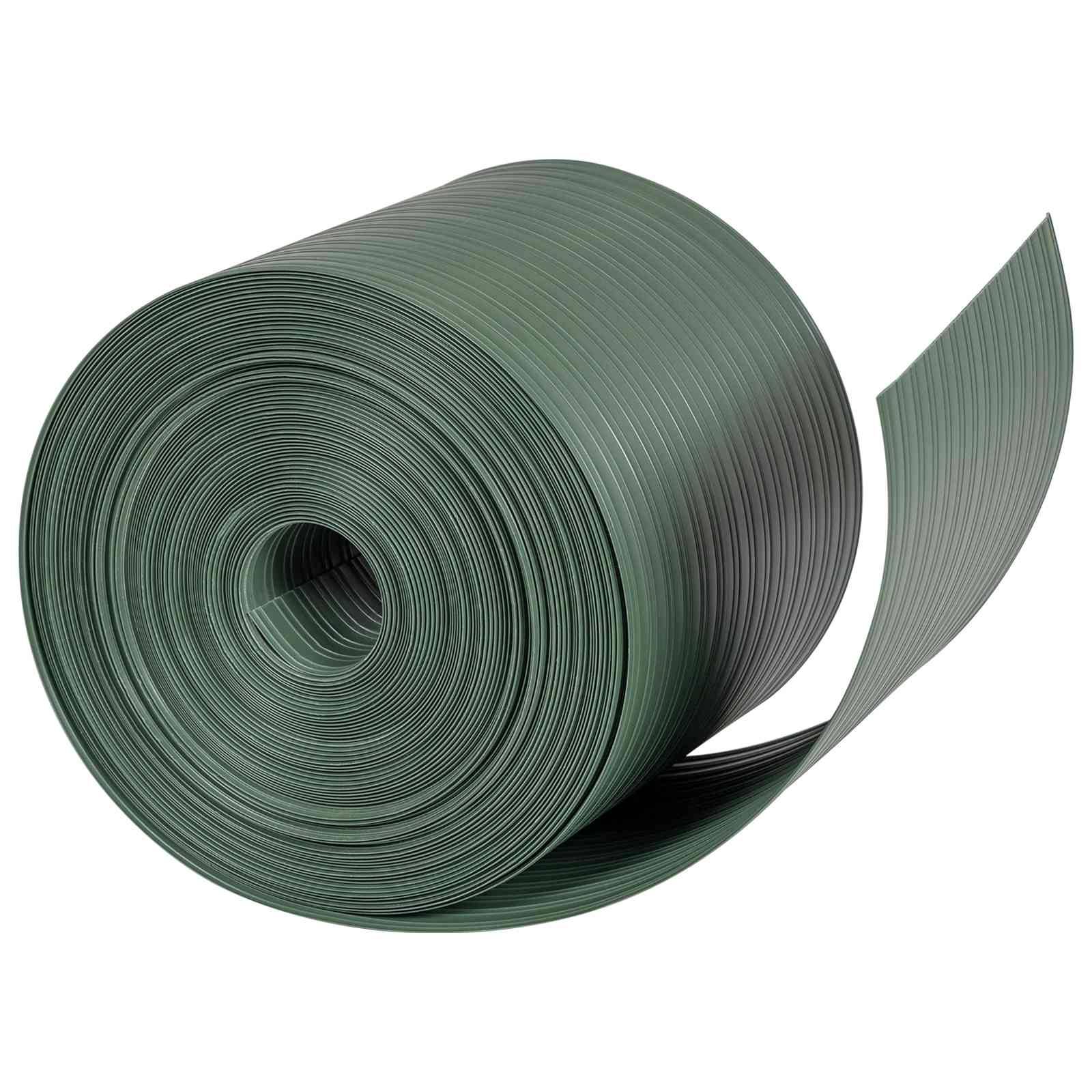 Große Rolle aus grünlich-grauem aufgewickeltem Material mit einem losen Streifen, der sich von der Rolle erstreckt, isoliert auf weißem Hintergrund.