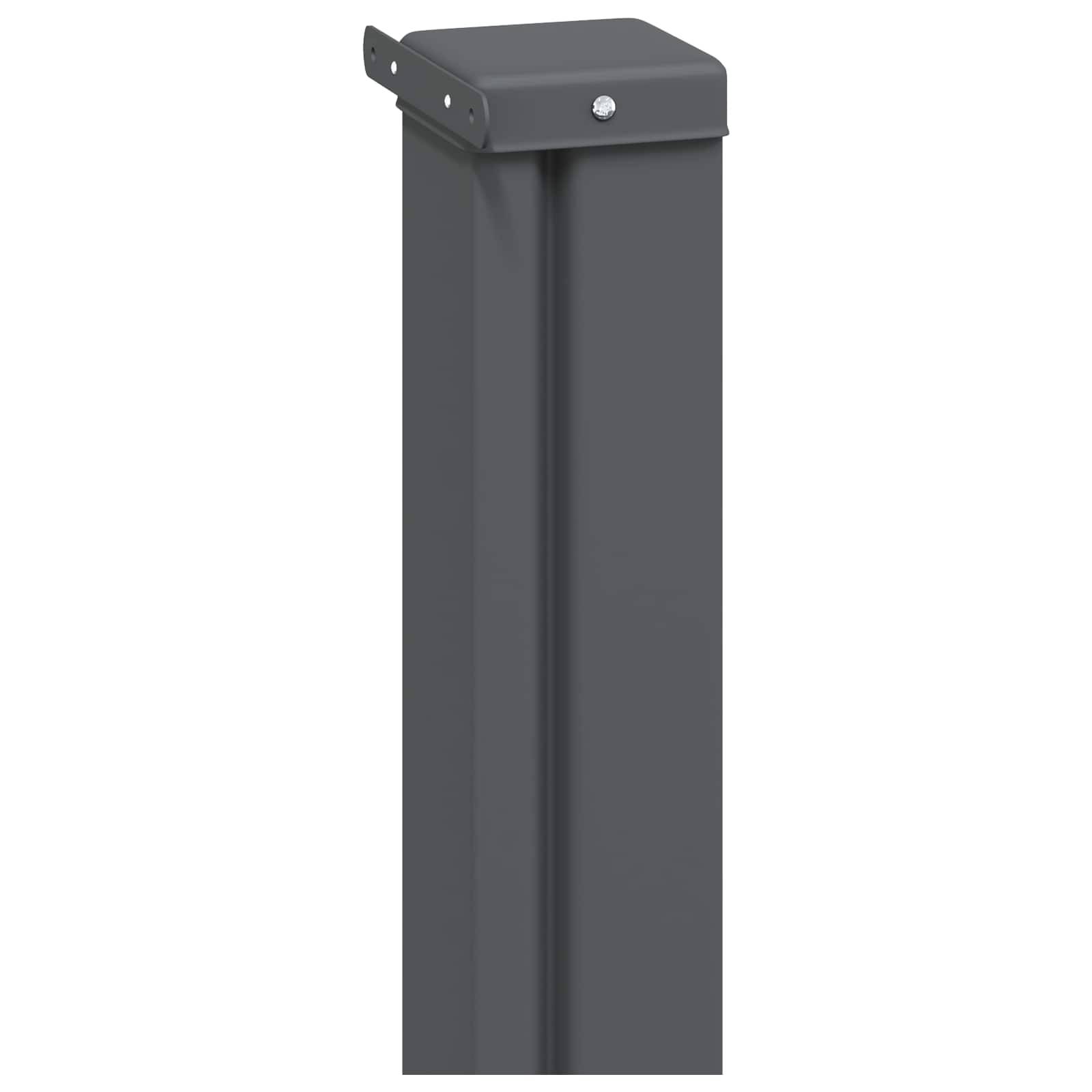 Dunkelgraue Metallzaunpfostenkappe mit Montagebracket und abgerundeter Oberseite, auf weißem Hintergrund gezeigt.