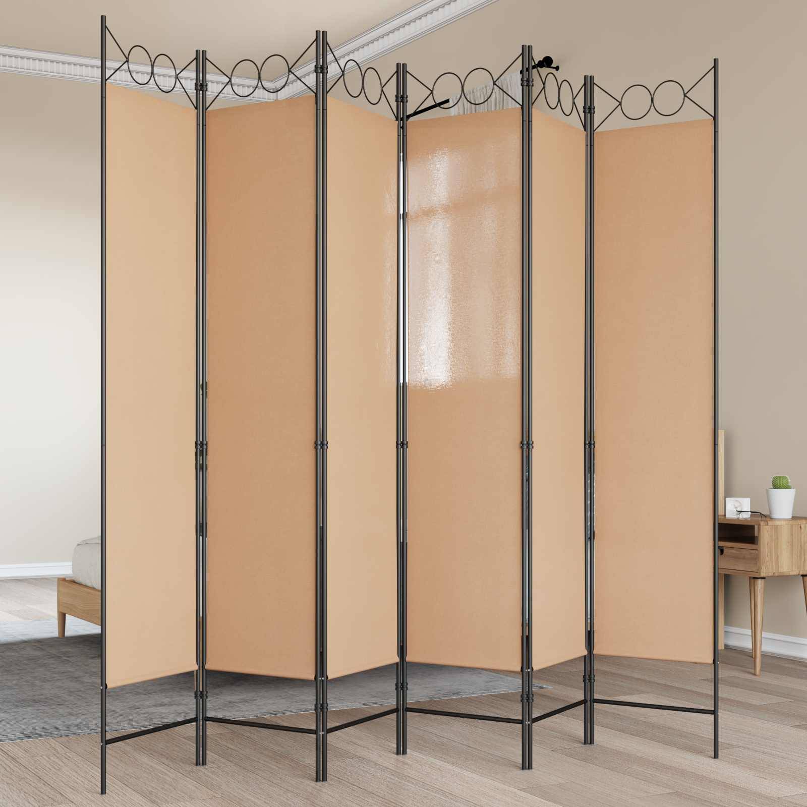 Beige Klapptrennwand mit schwarzen Metallrahmenelementen in einem Wohninterieur, die eine temporäre Raumteiler schafft.