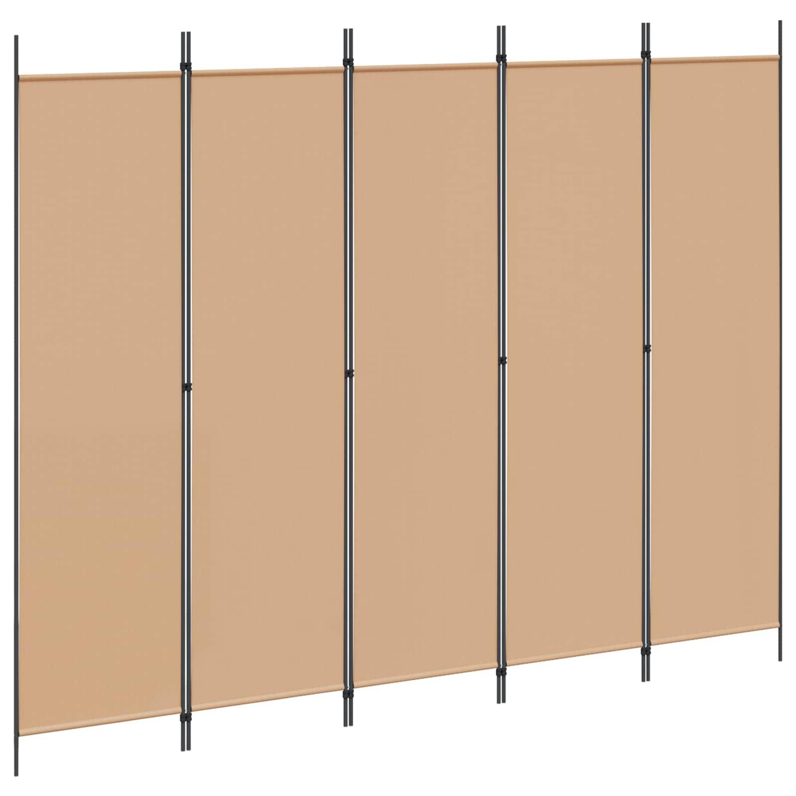 Beige Stoff-Sichtschutzpaneele, die an schwarzen vertikalen Pfosten befestigt sind und einen langen Außenzaun oder Windschutz bilden.