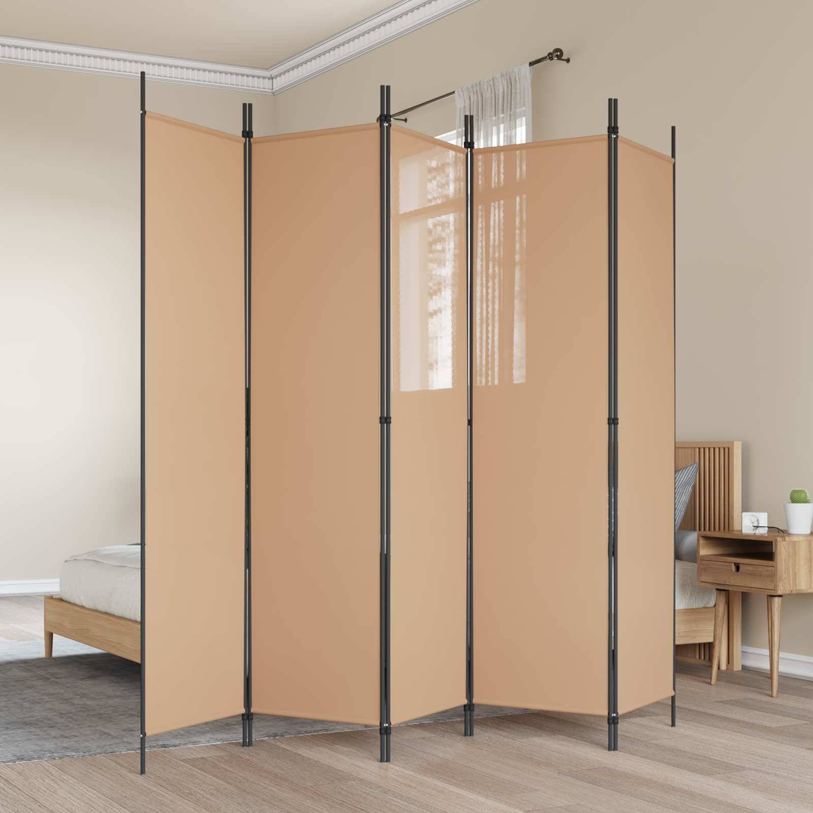 Beiger Faltsichtschutz, der ein Schlafzimmer unterteilt und zwischen einem Bett und einem Holzschreibtisch steht.
