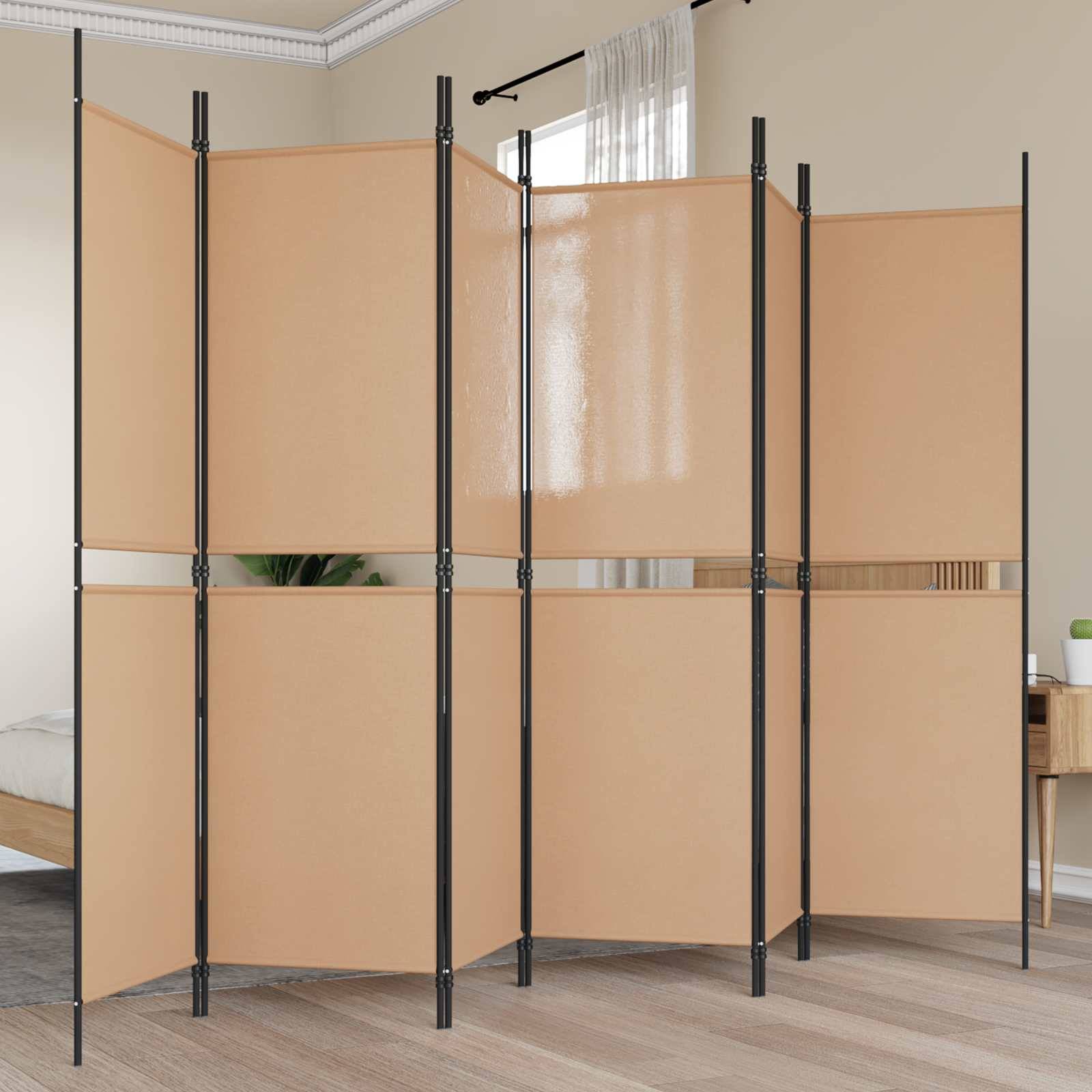 Beige Klapptrennwand mit schwarzen Metallrahmen, die in einem Schlafzimmer steht und eine private Raumtrennwand schafft.