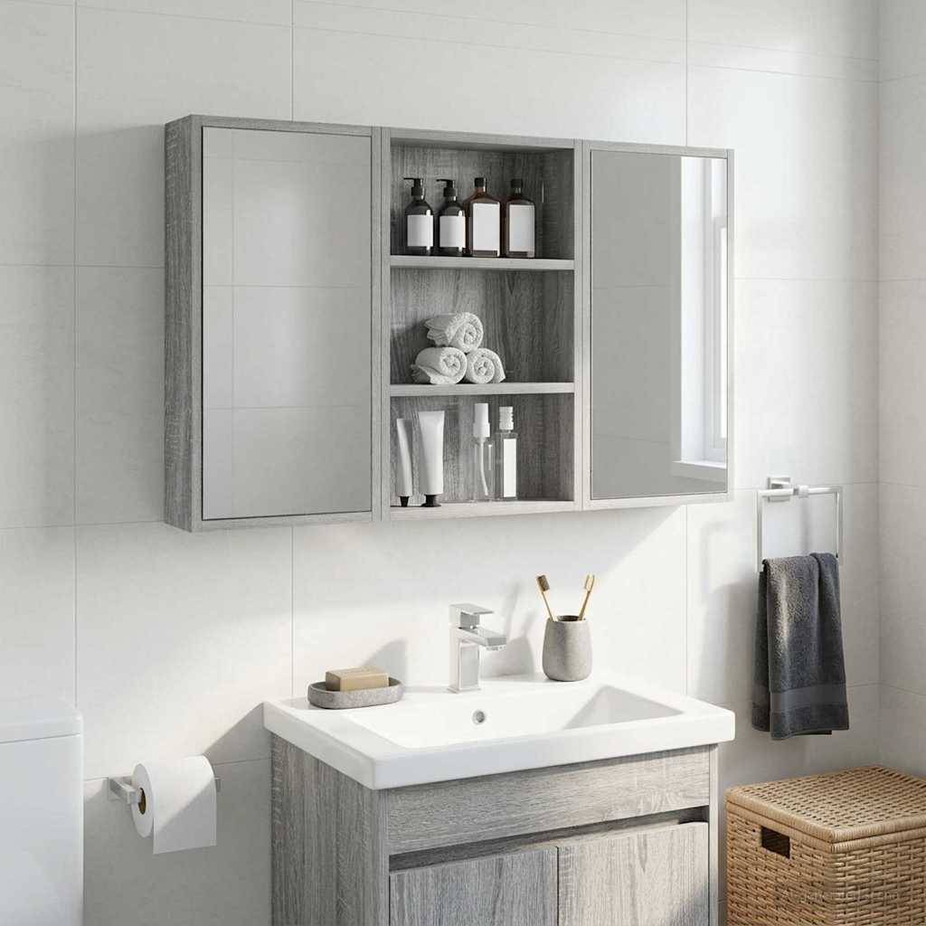 Modernes Badezimmermöbel mit Spiegelschrank, offenen Regalen mit Toilettenartikeln und Handtüchern, Waschbecken mit Armatur, Handtuchhalter, Toilettenpapierhalter und Weidenkorb für Wäsche.