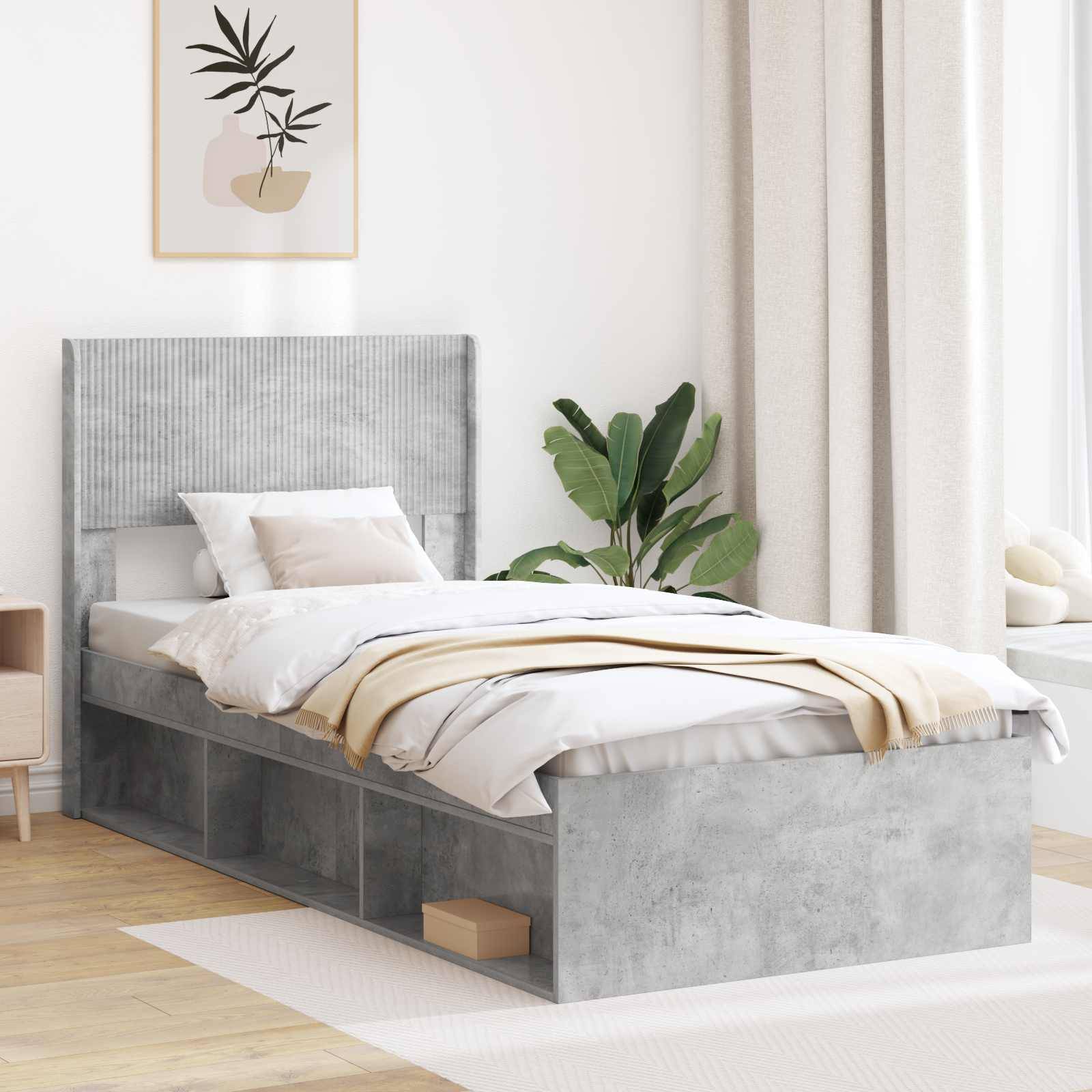 Minimalistisches Schlafzimmer mit einem grau gepolsterten Bett, weißer Bettwäsche, beigem Wurf, einer Pflanze und gerahmter Wandkunst neben einem hellen Fenster.