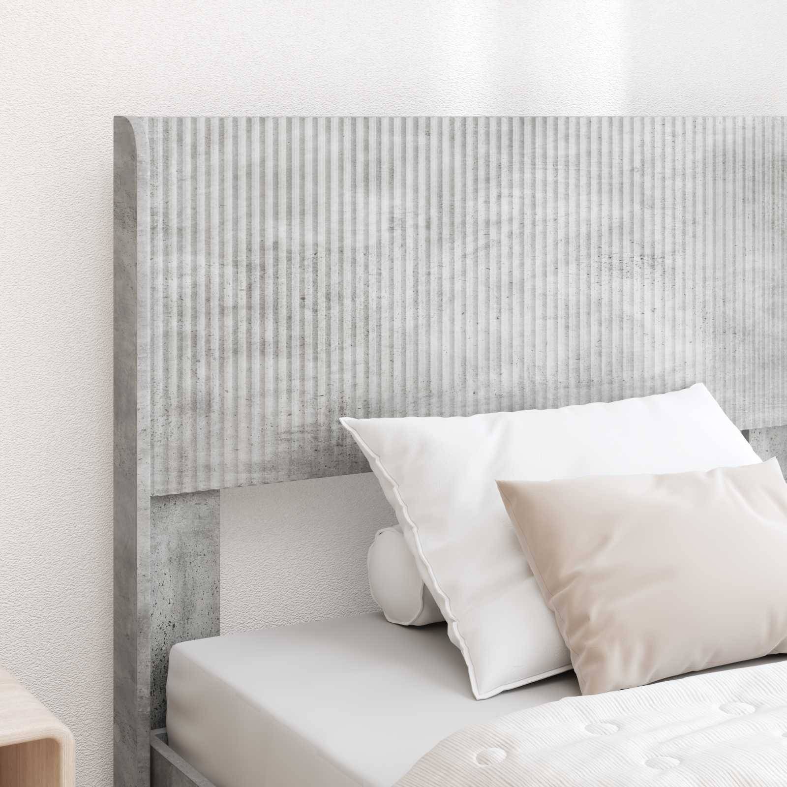 Minimalistisches Schlafzimmer mit strukturiertem grauem Polsterkopfteil, weißer Bettwäsche und zwei Kissen auf einem ordentlich gemachten Bett.