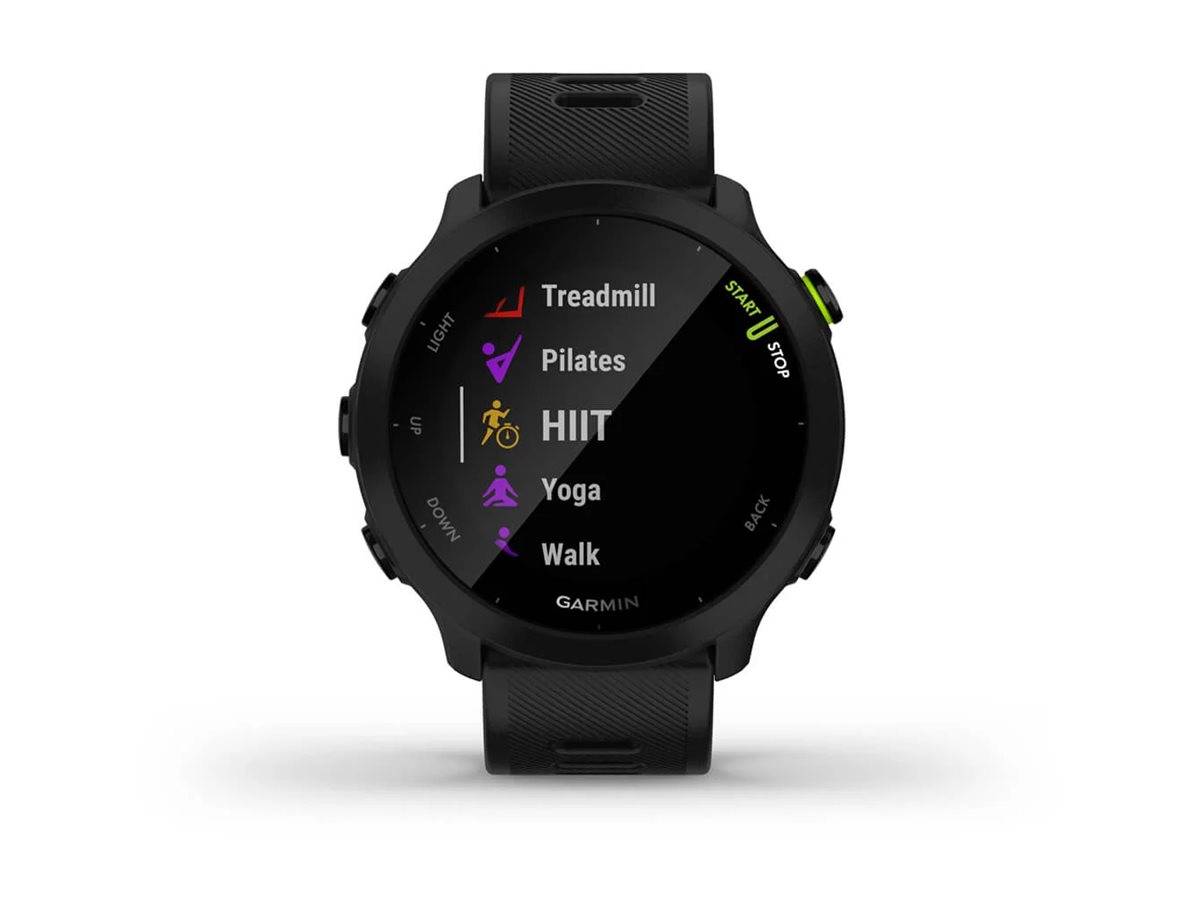 Schwarze Garmin-Smartwatch mit Trainingsmodi: Laufband, Pilates, HIIT, Yoga und Gehen.