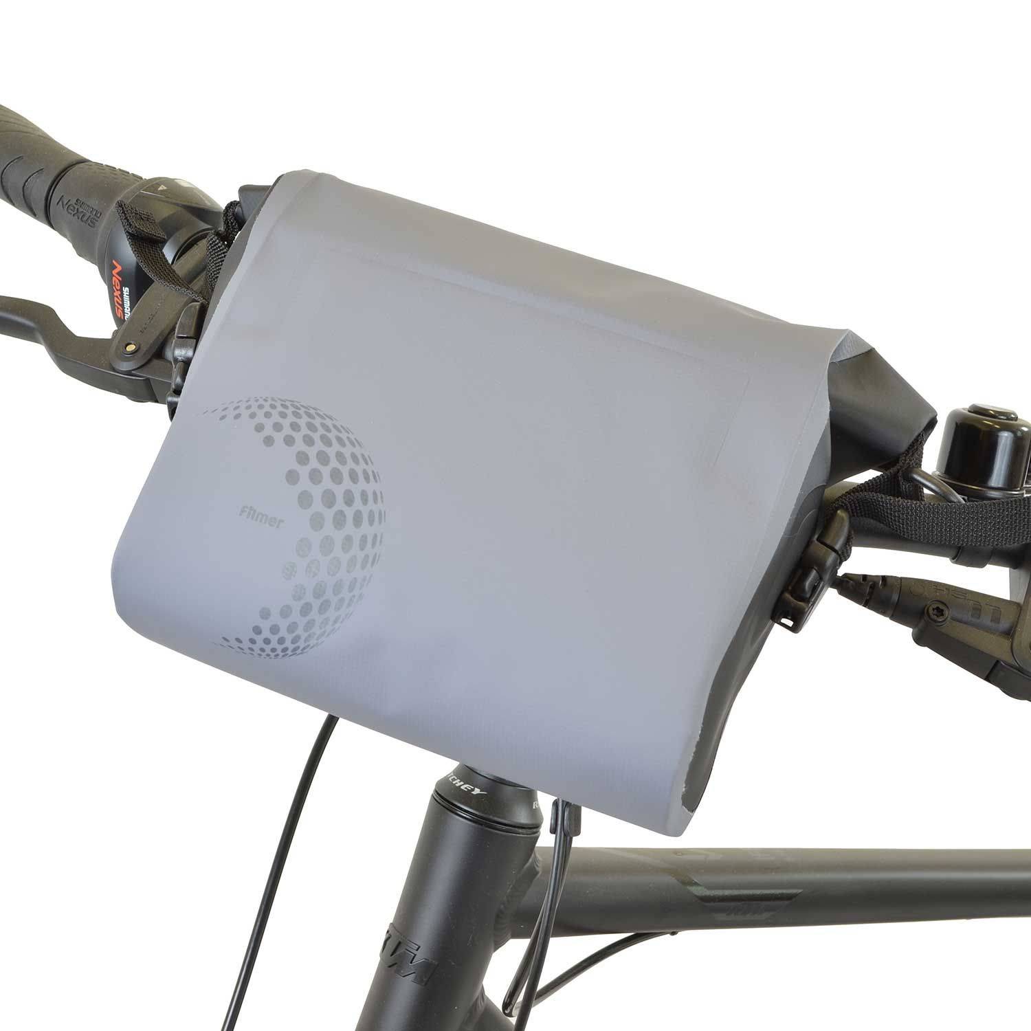 Graue Fahrradlenkertasche, die zwischen dem Lenker und dem Rahmen befestigt ist, mit einem kleinen kreisförmigen Logo an der Seite.