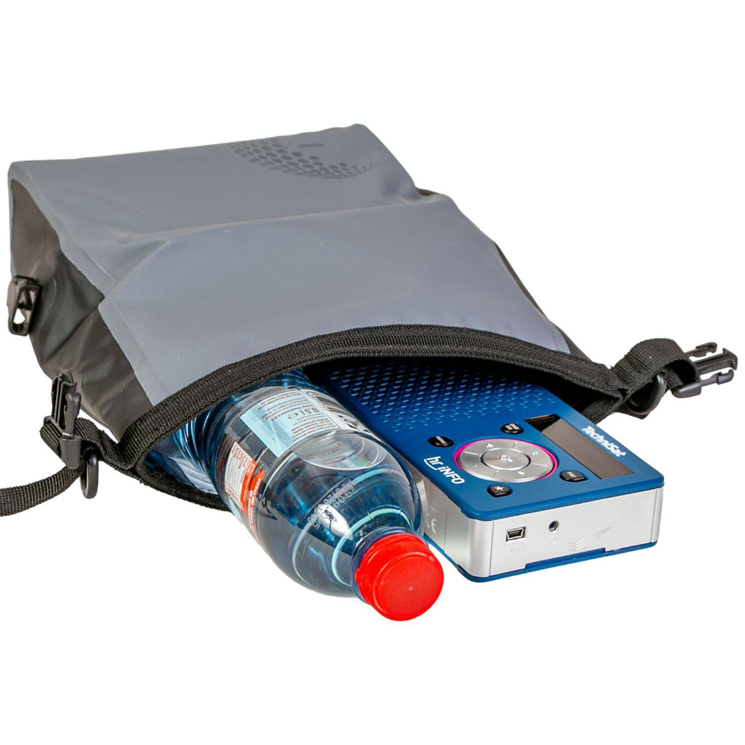 Ein kleine grauer Reißverschlussbeutel enthält eine klare Wasserflasche und eine blaue kompakte Kamera, wobei die Kamera teilweise außerhalb der Tasche liegt.
