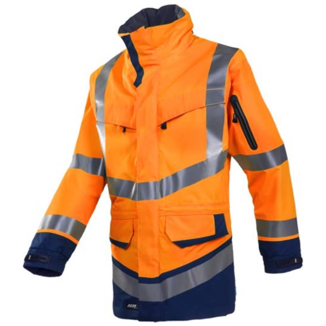 Hochsichtbare orange und dunkelblaue Arbeitsjacke mit reflektierenden silbernen Streifen, Vorderansicht auf einfachem weißem Hintergrund.