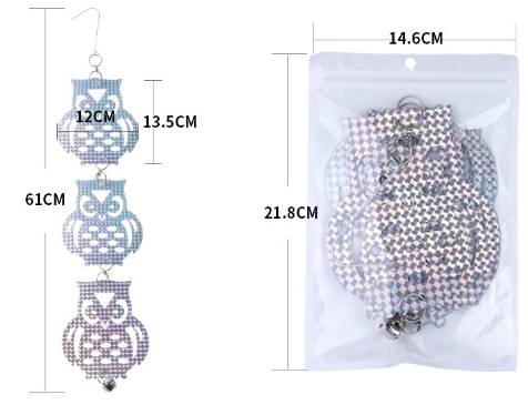 Produktbild einer dreiteiligen hängenden Eulenkette, gezeigt mit Abmessungen: 61 cm lang, jede Eule etwa 12 bis 13,5 cm breit, und Verpackung 21,8 mal 14,6 cm.