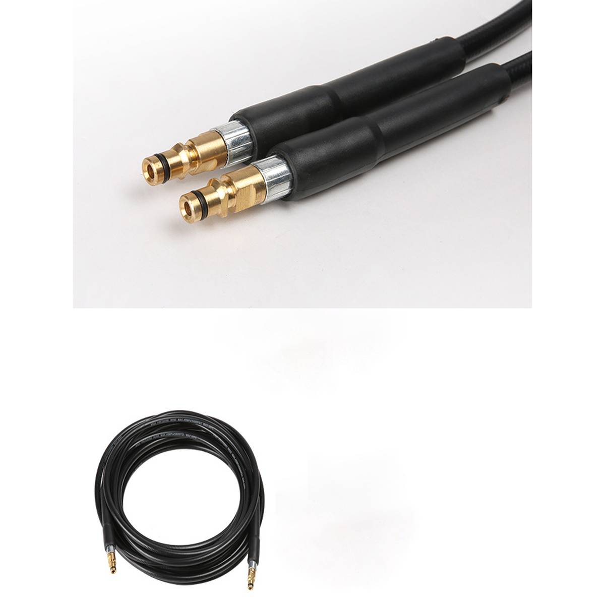 Aufgerolltes schwarzes Audiokabel mit vergoldeten Steckern in Nahaufnahme, wahrscheinlich ein Stereo- oder Instrumentenverbindungskabel.
