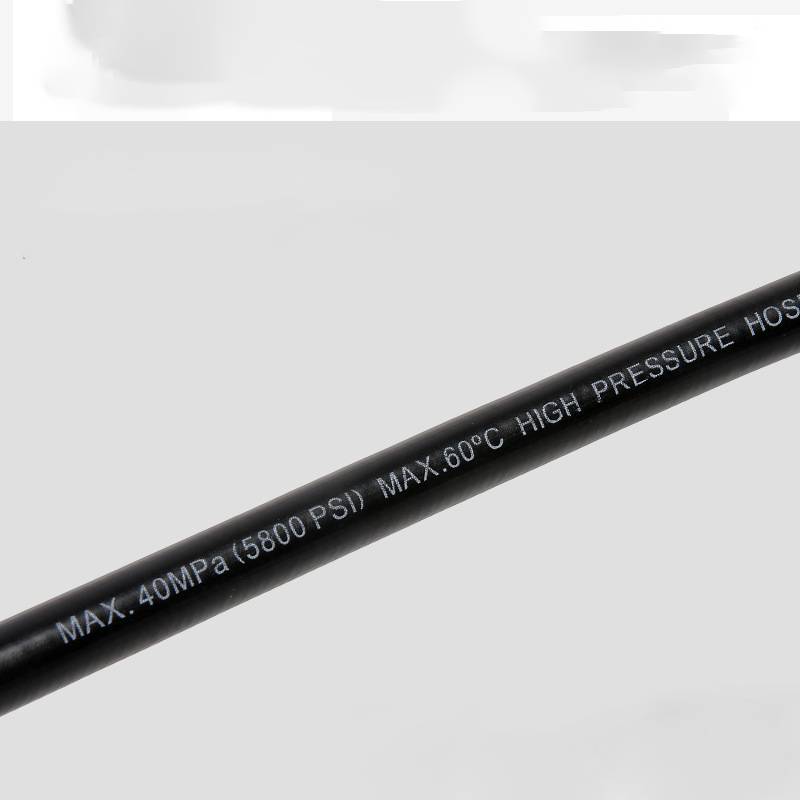 Schwarzer Hochdruckschlauch mit der Aufschrift „MAX 40MPa (5800 PSI) MAX 60°C HOCHDRUCKSCHLAUCH