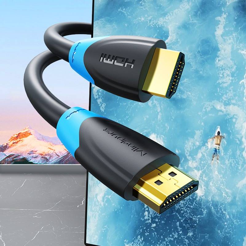 Nahaufnahme von zwei HDMI-Kabeln mit vergoldeten Steckern, vor geteilten Hintergründen mit Berg- und Meeresszenen dargestellt, wobei die hochgeschwindigkeitsfähige Videoverbindung hervorgehoben wird.