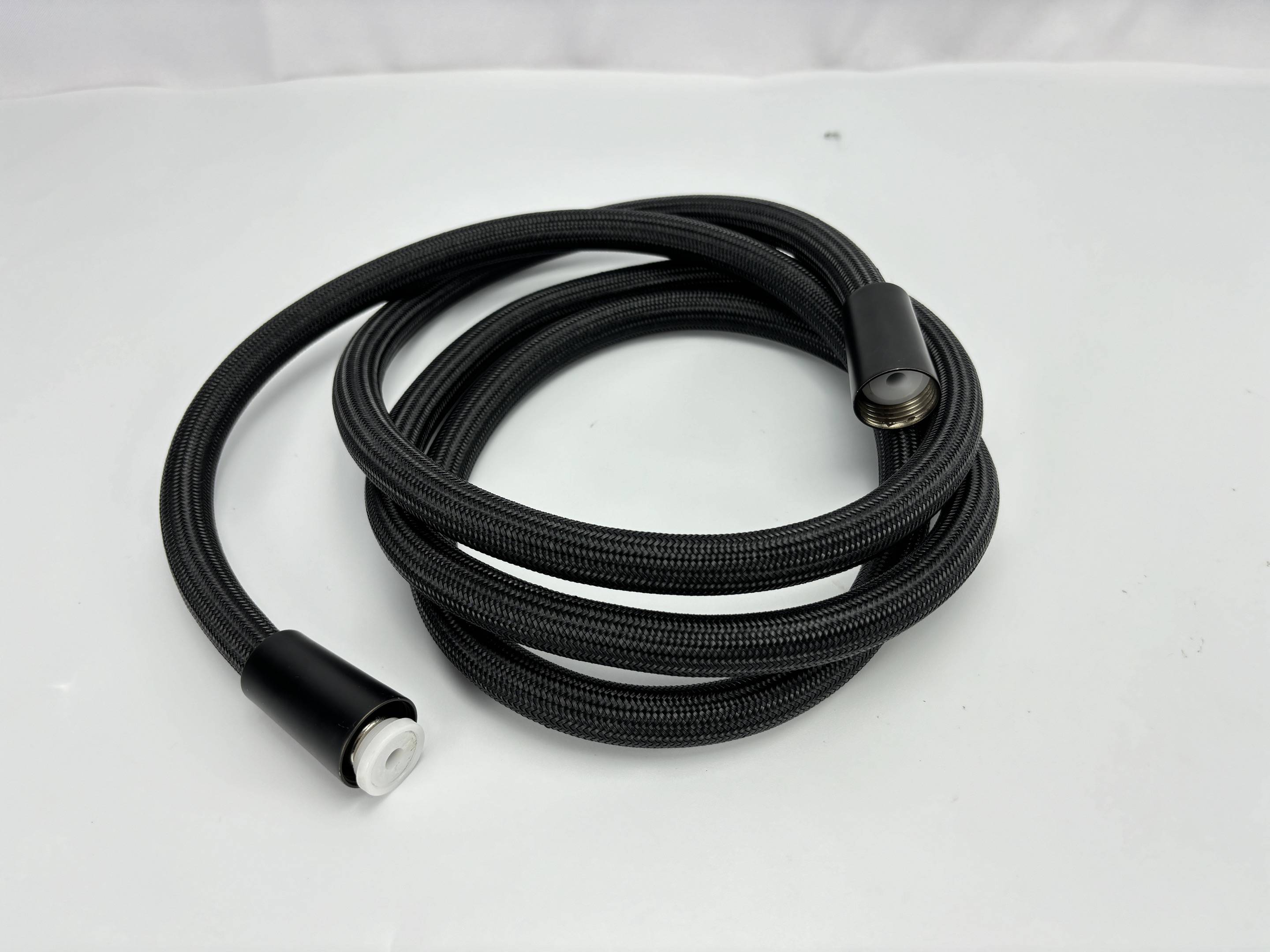 2 Meter Schwarzer Nylon Anti-Explosions-Duschschlauch mit Stahlkappe