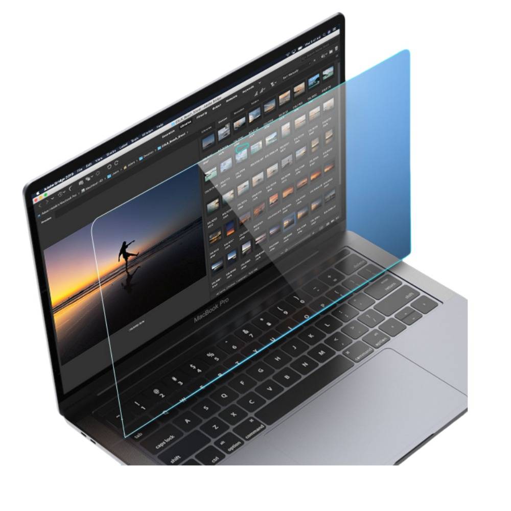 Ein MacBook Pro zeigt eine Fotobearbeitungsoberfläche mit Bild-Miniaturansichten und einem Sonnenuntergangsfoto auf der Hauptleinwand, dargestellt mit einem blauen Overlay-Bedienfeld.