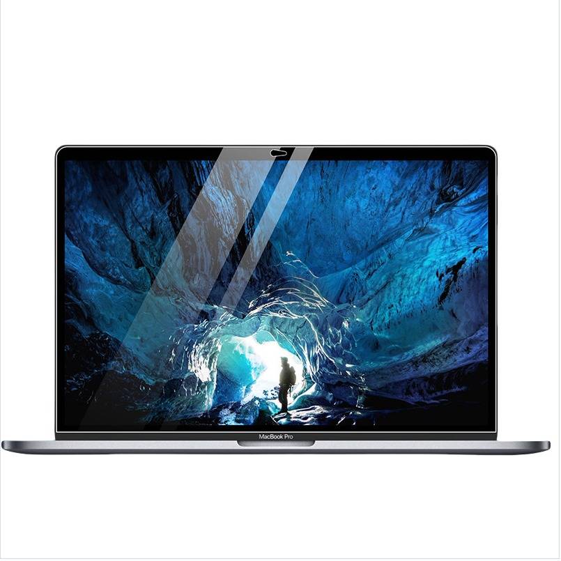 MacBook Pro Laptop zeigt eine eisige blaue Höhlenszene mit einer Person, die in der Nähe einer hellen Öffnung silhouettiert ist.