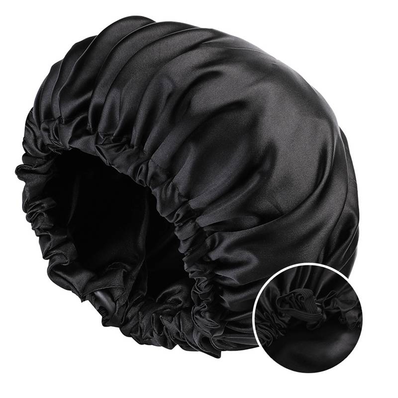 Schwarze Satinmütze mit elastischem Rand, dargestellt als vergrößertes Produktfoto auf weißem Hintergrund.
