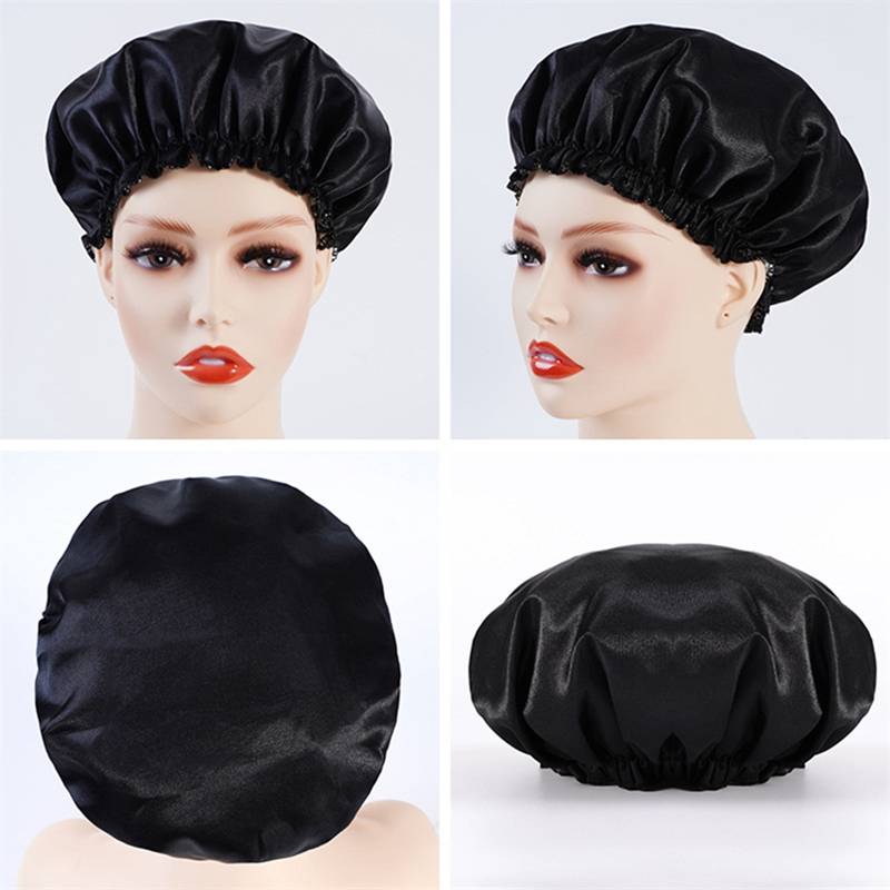 Schwarze Satinhaube, die auf einem Schaufensterpuppe von vorne und von der Seite gezeigt wird, sowie Ober- und gefaltete Ansichten, die ihre volle Form und elastische Passform veranschaulichen.