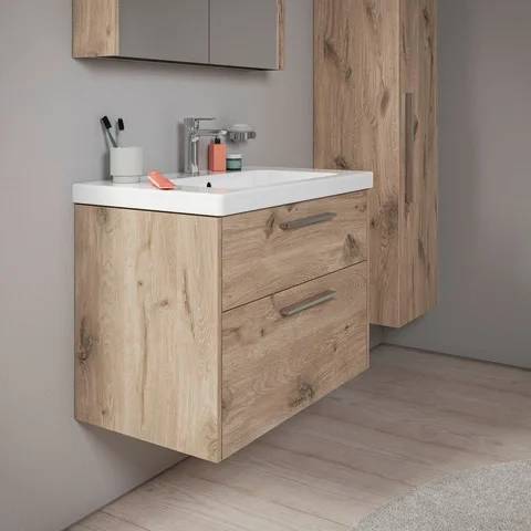 Modernes Badezimmerwaschtisch mit Holzmaserung-Schubladen und Schrank, weiße Spülenarbeitsplatte und wandmontierter Spiegelschrank in einem minimalistischen Raum.