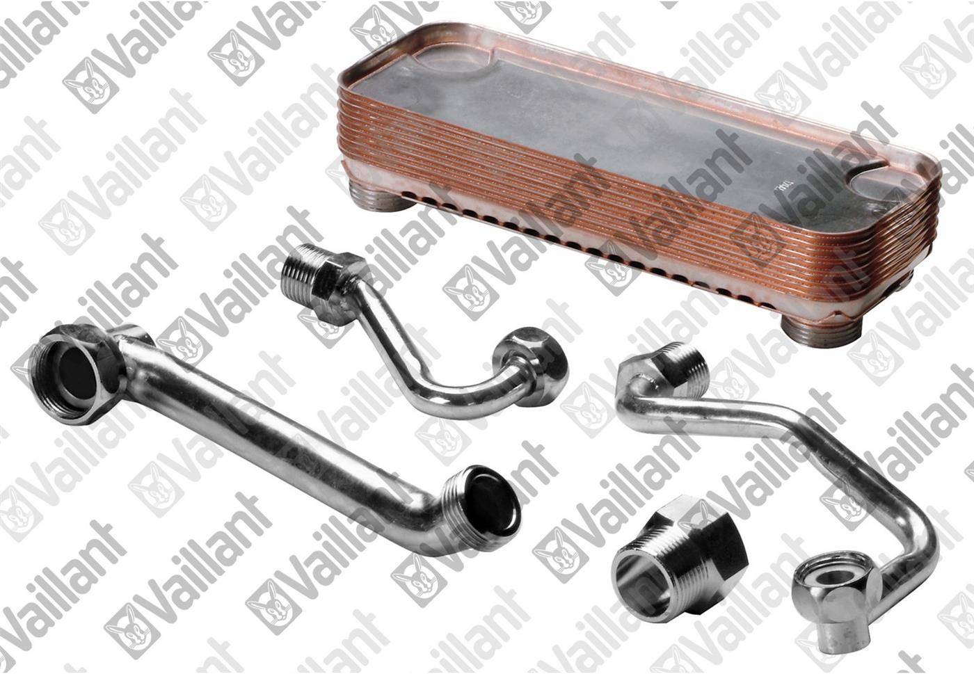 Satz von Metallrohr- und Wärmetauscher-Teilen: ein Kupferplatten-Wärmetauscher und drei gebogene Stahlrohre mit Gewindeverschraubungen.