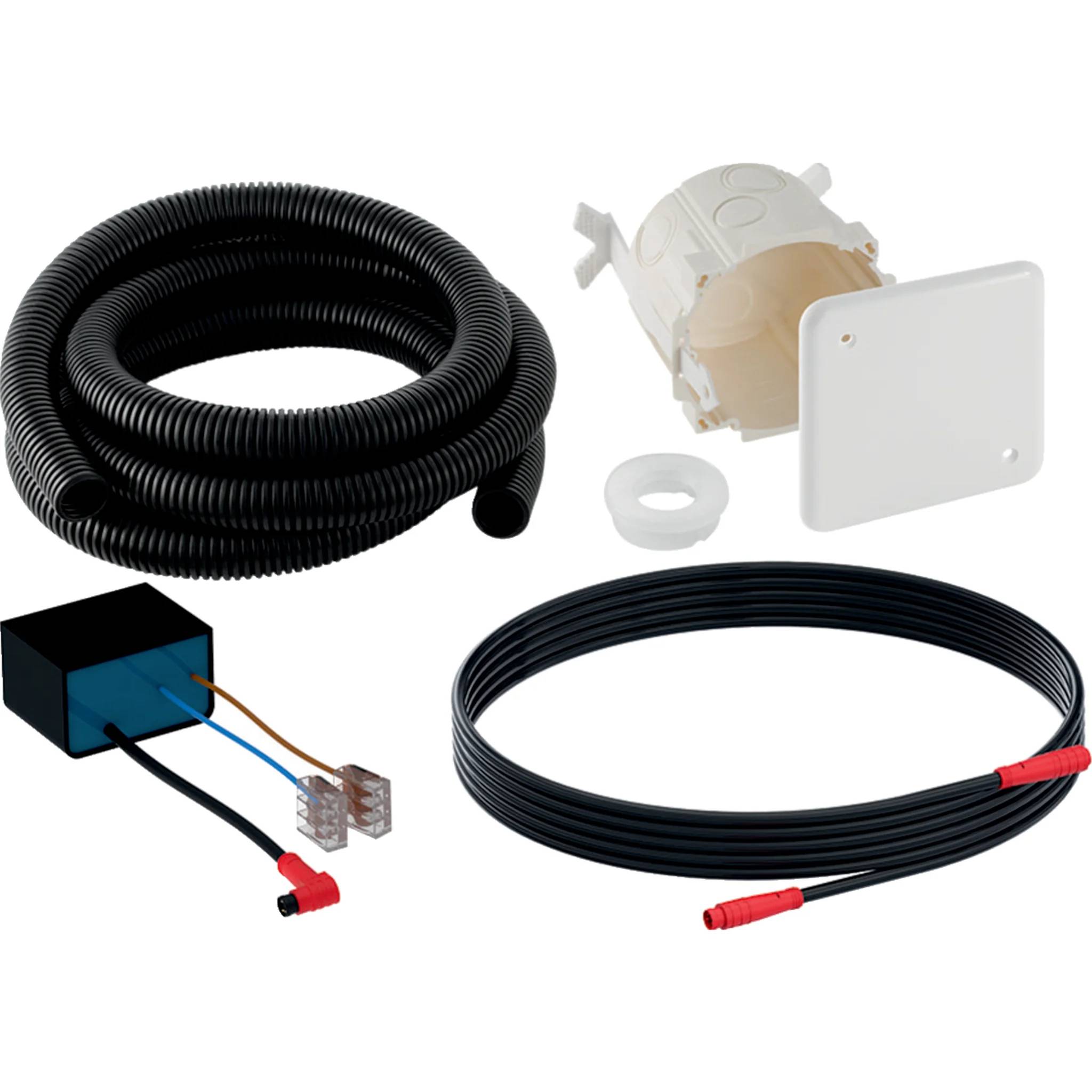 Sortiertes Elektroinstallationsset: schwarzes Wellrohr, Kabelspule mit roten Steckverbindern, Verteilerdose, Abdeckplatte und Verkabelungsmodul.