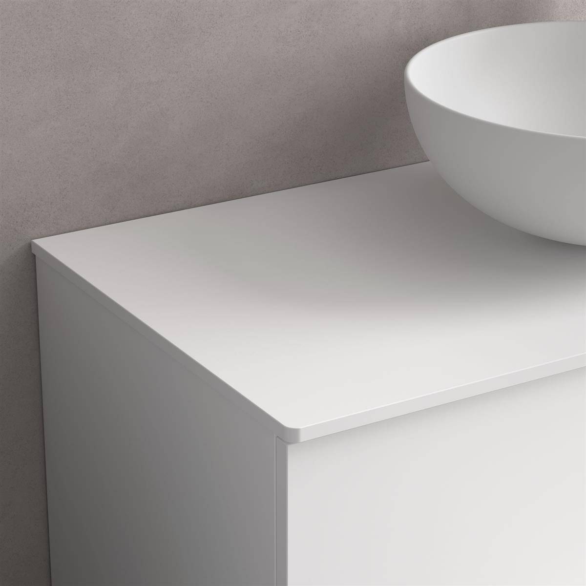 Minimalistischer weißer Schrank oder Sockel mit einer gerundeten weißen Schüssel oben vor einer grauen Wand.