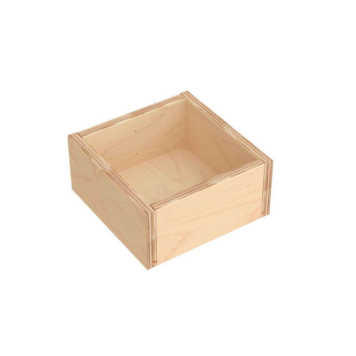 Eine leere Lagerkiste aus hellem Holz mit schrägen Seiten, auf weißem Hintergrund dargestellt.