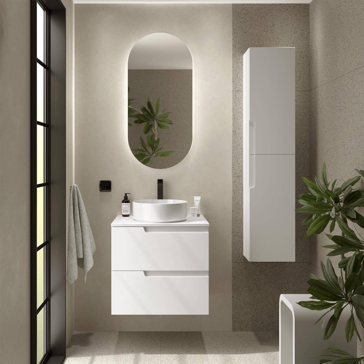 Minimalistisches modernes Badezimmer mit schwebendem weißem Waschtisch, rundem Spiegel, Wandschrank, Handtuch und großem Fenster neben einer Topfpflanze.