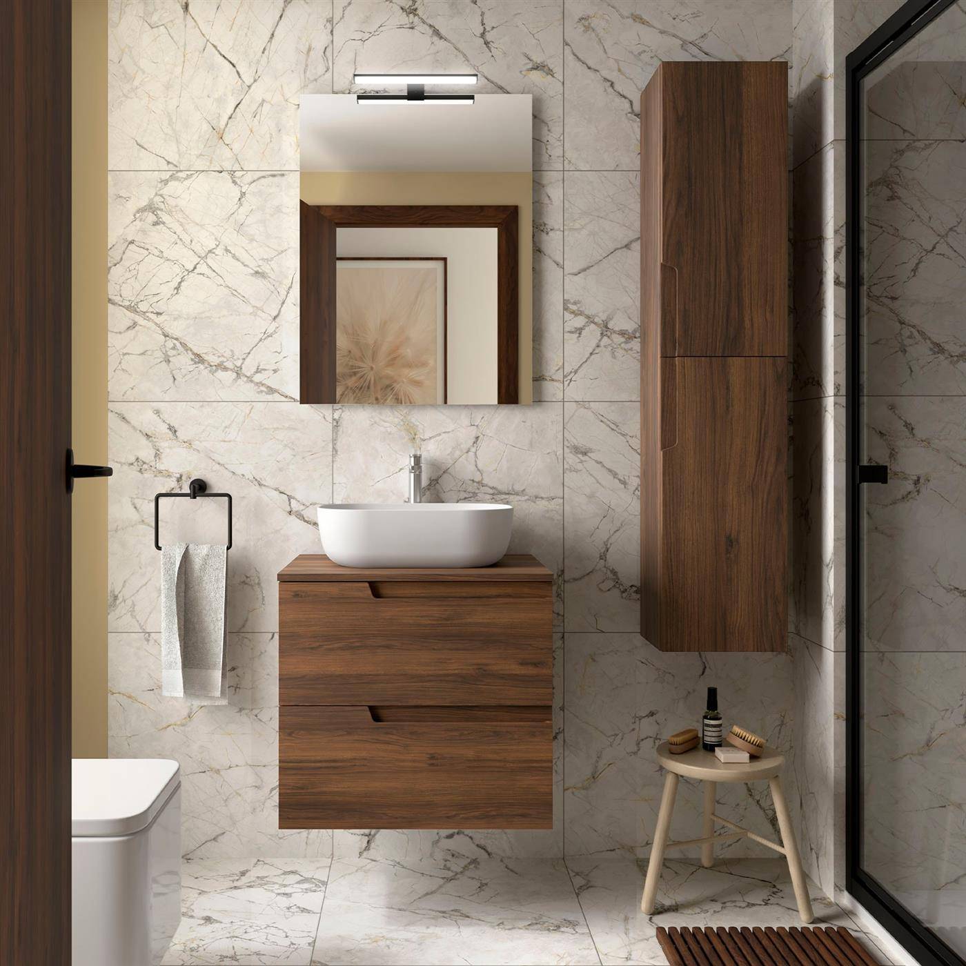 Modernes Badezimmer mit an der Wand montiertem Holzwaschtisch, rundem Beckenwaschbecken, Spiegel, Handtuchring, Toilette, hohem Schrank und gläserner Duschkabine.