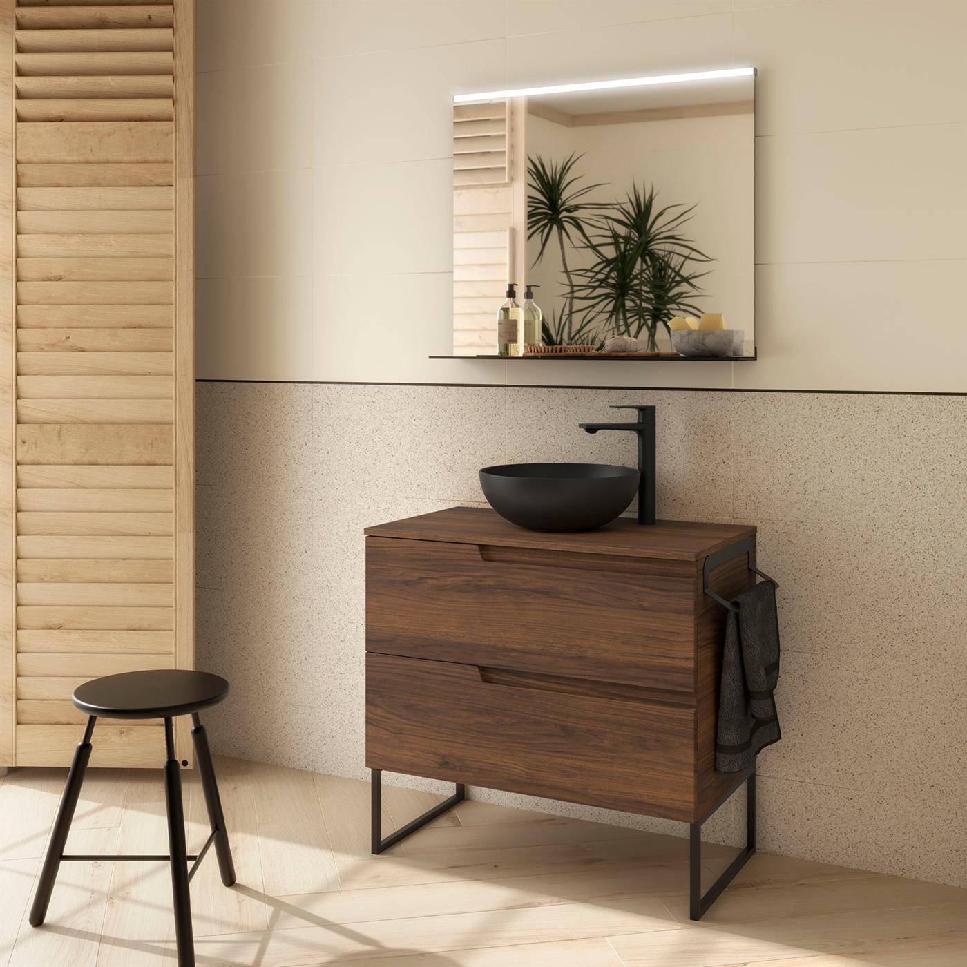 Modernes Badezimmer mit Holzwaschbecken, schwarzem Aufsatzwaschbecken und Spiegel, plus ein Hocker und eine Pflanze, die sich im Spiegel spiegeln.
