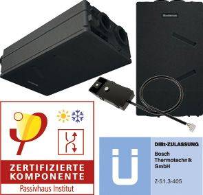 Schwarze Bosch Thermotechnik-Anlage mit Kabel und Befestigungshalterung, daneben Passivhaus Institut zertifizierte Komponente und deutsches Genehmigungsetikett.