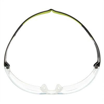 Klare Schutzbrille mit schwarzem und neongrünem Rahmen und transparenten Gläsern, Vorderansicht auf weißem Hintergrund.