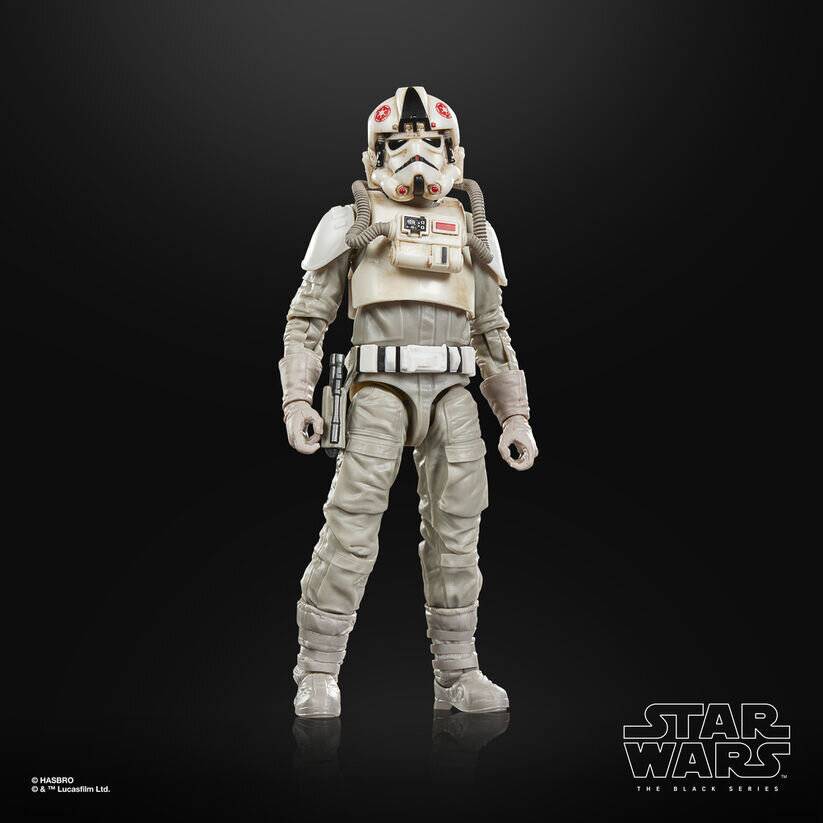 Star Wars Actionfigur eines imperialen Schneetruppler, frontal stehend auf schwarzem Hintergrund.