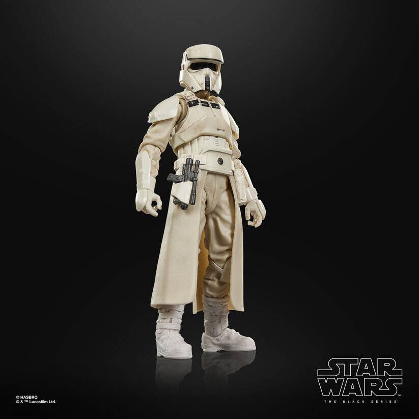 Star Wars Black Series Actionfigur eines weiß gepanzerten imperialen Schneetrupplers, der auf schwarzem Hintergrund steht.