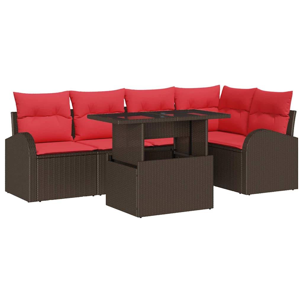 Outdoor-Rattansofa-Set mit roten Kissen und passendem Tisch/Hocker, auf weißem Hintergrund dargestellt.