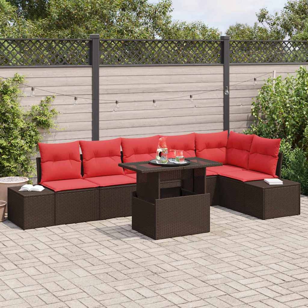 Outdoor-Terrassensitzgarnitur mit rotem gepolstertem Rattan-Ecksofa, quadratischem Tisch und Getränken auf einer gepflasterten Terrasse neben einem Zaun und Grünanlagen.