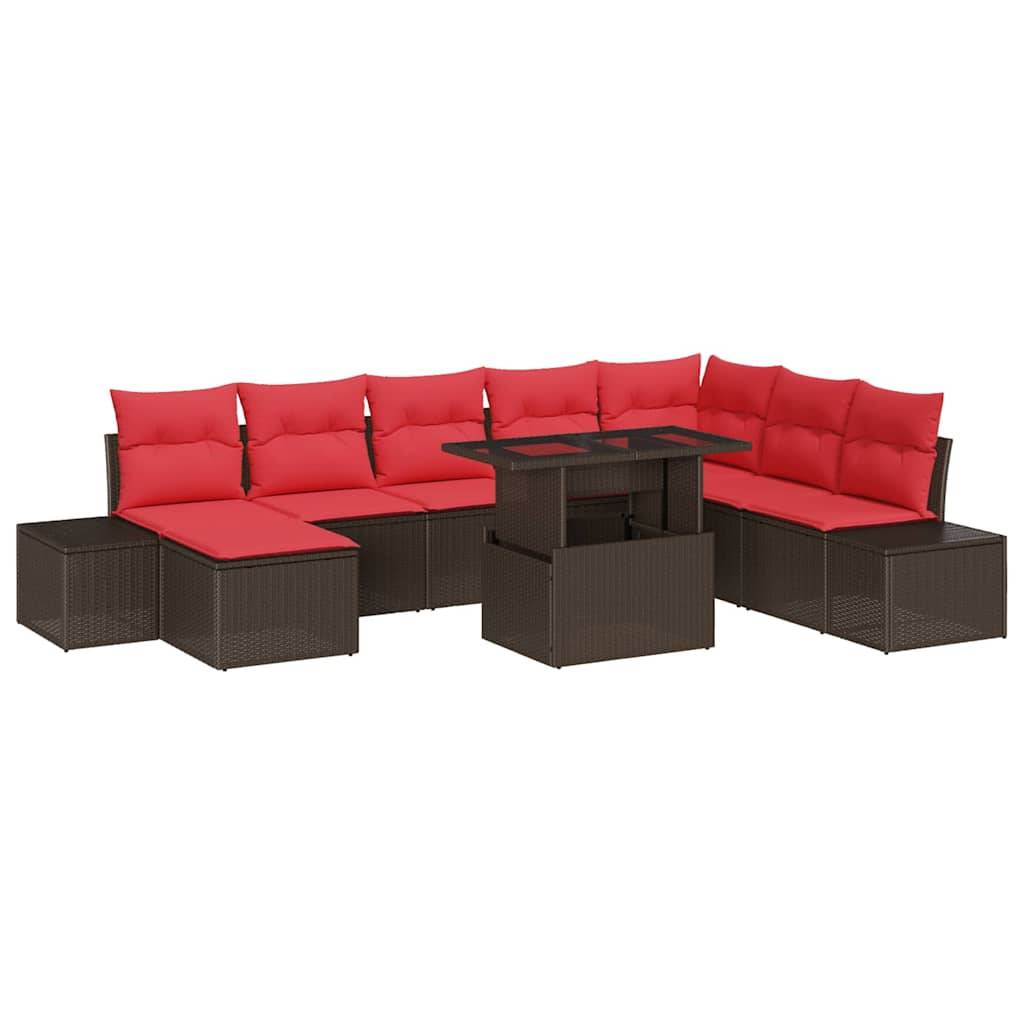 Outdoor-Sektion Patio-Sofaset mit roten Kissen, dunklem Rattanrahmen, passenden Ottomanen und einem quadratischen Couchtisch.