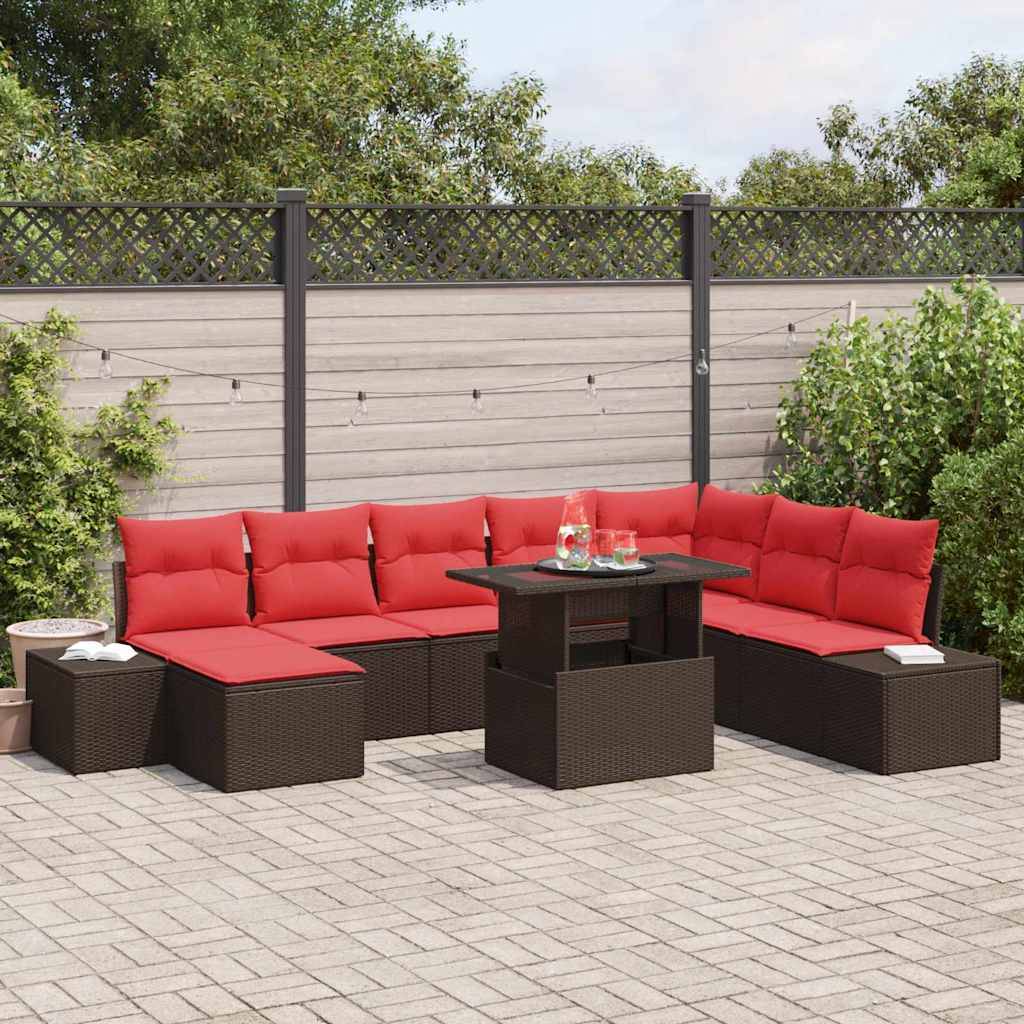 Außenbereich-Sitzgruppe mit rot gepolsterten Sesseln in Sectional-Form, zentralem Tisch und Topfpflanzen auf einer gepflasterten Terrasse.