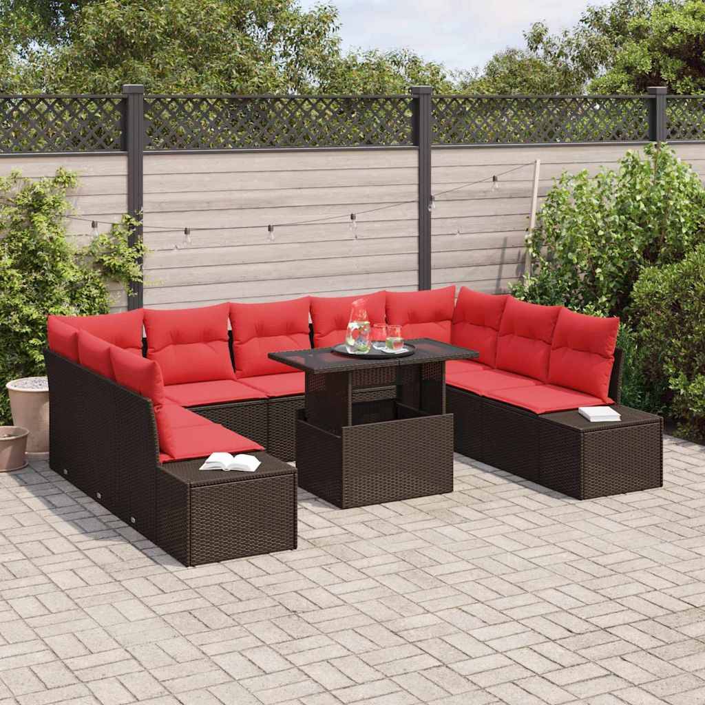 Sitzgruppe für die Außenterrasse mit roten gepolsterten Ecksofen und einem schwarzen Couchtisch auf einer gepflasterten Terrasse.